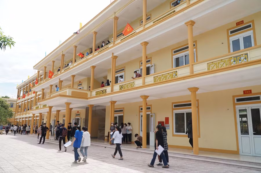 Điểm thi Trường THPT Nguyễn Duy Trinh có gần 700 thí sinh đăng ký dự thi, gồm học sinh của trường, Trung tâm GDTX huyện Nghi Lộc (Nghệ An) và thí sinh tự do. Điểm thi Trường THPT Nguyễn Duy Trinh có gần 700 thí sinh đăng ký dự thi, gồm học sinh của trường, Trung tâm GDTX huyện Nghi Lộc (Nghệ An) và thí sinh tự do.