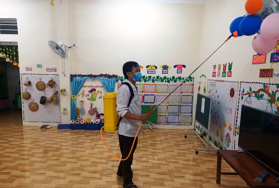 Phun hóa chất khử khuẩn ở Trường Mầm non Thiết Ống (Bá Thước).