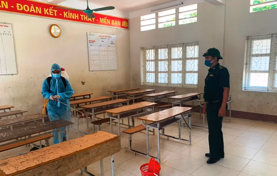 Trường Phổ thông dân tộc nội trú THCS Mường Lát phun khử khuẩn trong lớp học.