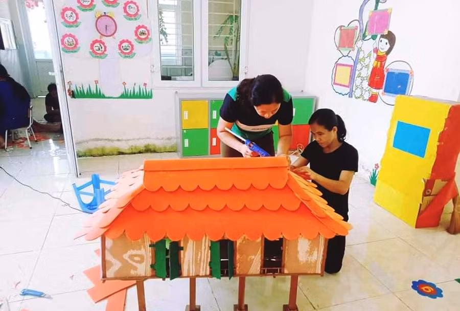 Giáo viên Trường Mầm non Tam Thanh (Quan Sơn) chuẩn bị đồ chơi cho trẻ.