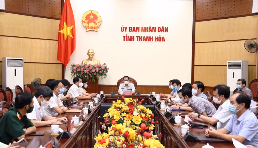Ông Trịnh Tuấn Sinh - Phó Bí thư Tỉnh ủy Thanh Hóa điều hành buổi lễ, tại điểm cầu Thanh Hóa.