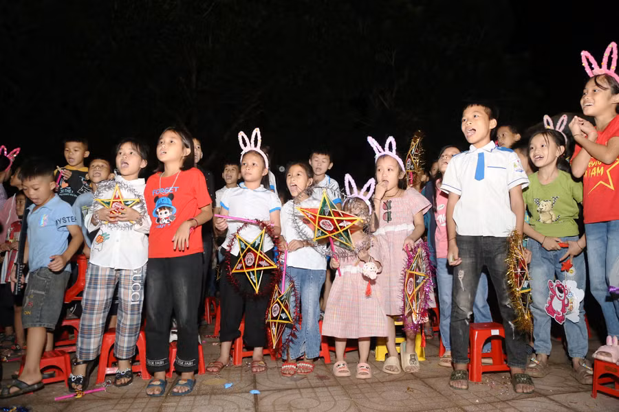 Nhiều học sinh phấn khởi khi lần đầu tiên được đón trung thu tại trường với nhiều quà, bánh kẹo. Ảnh: LQBC.