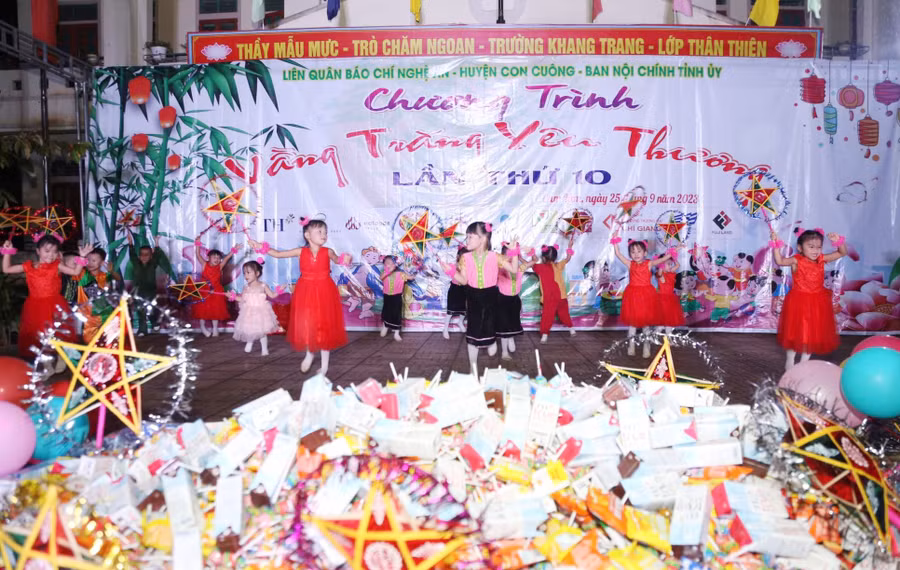 Chương trình Vầng trăng yêu thương do CLB Liên quân Báo chí Nghệ An, Ban Nội chính tỉnh ủy Nghệ An cùng đơn vị hảo tâm tổ chức cho học sinh dân tộc thiểu số xã Cam Lâm, huyện Con Cuông. Ảnh: LQBC.