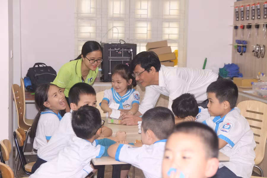 Học sinh hào hứng với tiết học STEM tại Trường Tiểu học Lê Mao, TP Vinh, Nghệ An