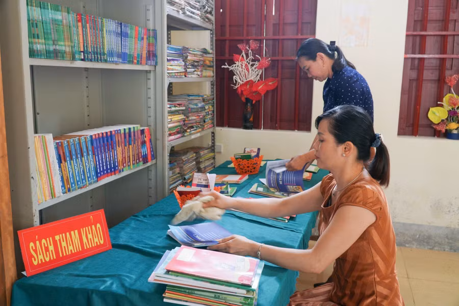 Giáo viên trường Tiểu học Đôn Phục, huyện Con Cuông, Nghệ An giữ gìn sách, tài liệu tham khảo cho học sinh mượn.
