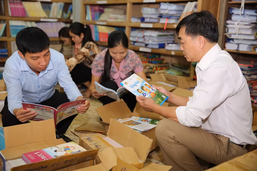 Giáo viên Trường Tiểu học Lưu Kiền, huyện Tương Dương, Nghệ An kiểm tra lại danh mục SGK, sách tham khảo, đồ dùng, thiết bị dạy học trong thư viện