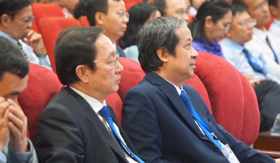 Bộ trưởng Bộ GD&amp;ĐT Nguyễn Kim Sơn (thứ nhất từ phải sang) và Bộ trưởng Bộ Khoa học và Công nghệ Huỳnh Thành Đạt tham dự buổi lễ. Ảnh: Mạnh Tùng