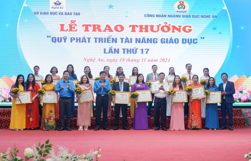 Chu kỳ 2 năm một lần, Công đoàn ngành GD Nghệ An chủ trì tổ chức trao thưởng "Quỹ phát triển tài năng giáo dục" cho giáo viên tiêu biểu trên địa bàn. Ảnh: Hồ Lài. Chu kỳ 2 năm một lần, Công đoàn ngành GD Nghệ An chủ trì tổ chức trao thưởng "Quỹ phát triển tài năng giáo dục" cho giáo viên tiêu biểu trên địa bàn. Ảnh: Hồ Lài.