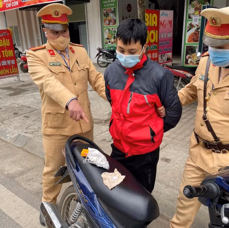 Đối tượng Hải điều khiển xe không có gương chiếu hậu, tàng trữ ma túy đá. Ảnh: Công an tỉnh Tuyên Quang.