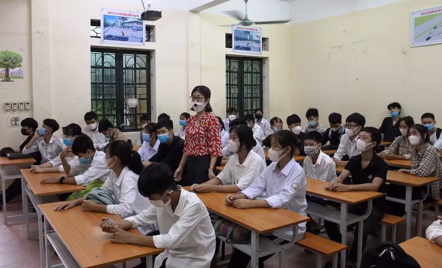 Học sinh lớp 10 của Trung tâm GGNN-GDTX huyện Hoằng Hóa (Thanh Hóa) trong một buổi sinh hoạt lớp cuối tuần.