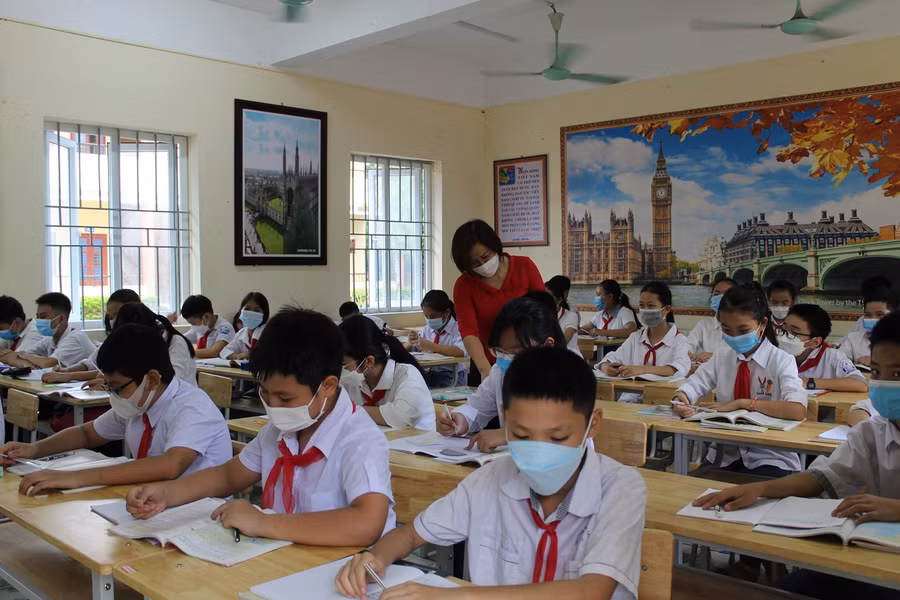 Với cô Lê Thị Anh (Trường THCS Nhữ Bá Sỹ) bên cạnh việc hoàn thành nhiệm vụ mỗi giáo viên còn phải là một chiến sĩ, luôn đồng hành, sát cánh cùng các em.