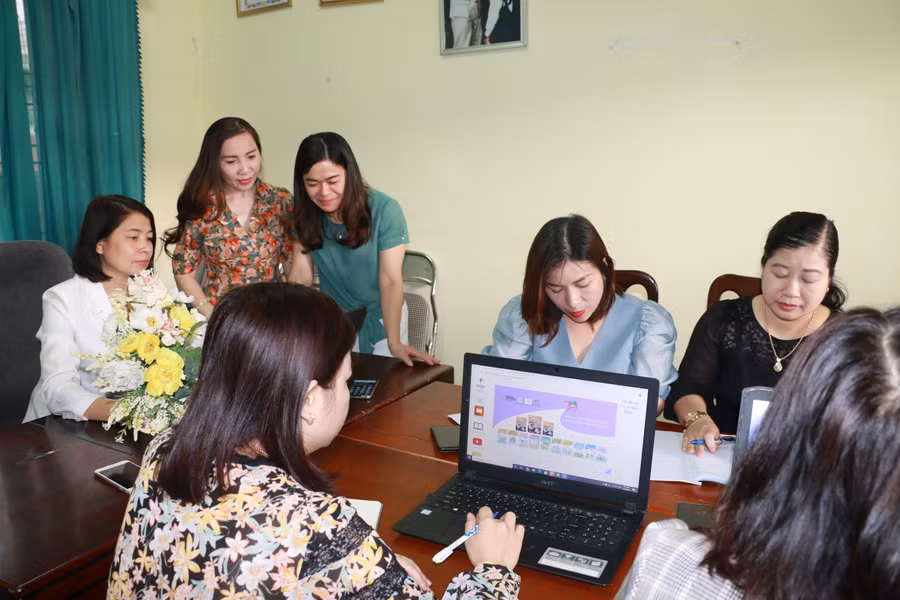 Giáo viên các trường học tại Nghệ An đang tiếp cận bản PDF SGK lớp 2 và lớp 6 để gửi ý kiến lựa chọn bước đầu