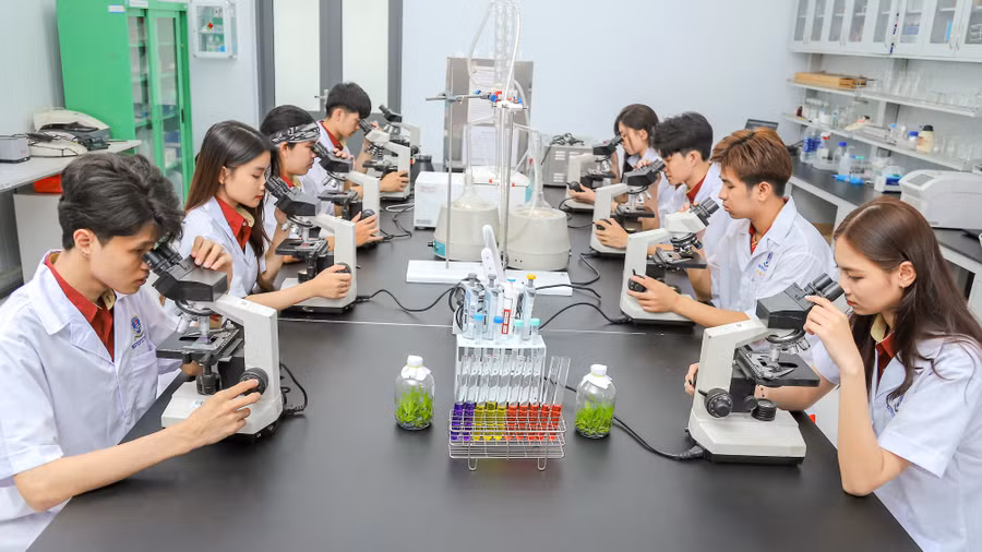 Sinh viên Trường Đại học Nguyễn Tất Thành trong phòng thí nghiệm. Ảnh: NTTU Sinh viên Trường Đại học Nguyễn Tất Thành trong phòng thí nghiệm. Ảnh: NTTU