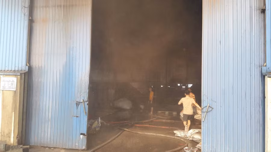 Vụ cháy xảy ra tại một nhà xưởng thuộc Khu công nghiệp Tháp - Hồng - Kỷ (Diễn Châu, Nghệ An).