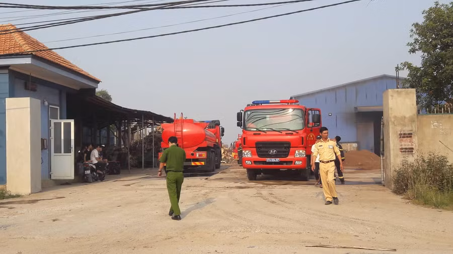 Xe cứu hỏa điều đến hiện trường chữa cháy