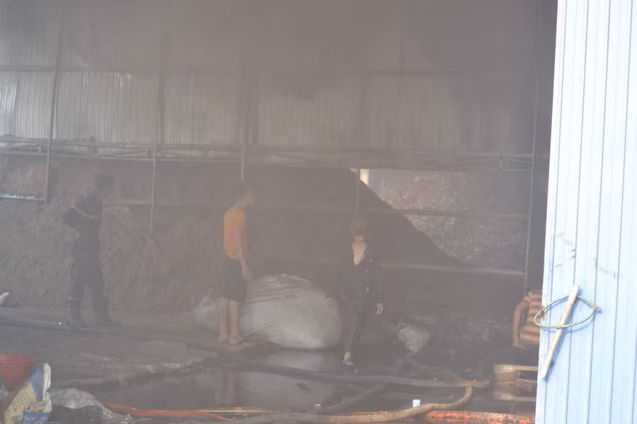 Không gây thiệt hại về người nhưng hỏa hoạn khiến nhiều thiết bị, máy móc, nguyên liệu tại nhà xưởng bị thiêu rụi, hư hỏng.
