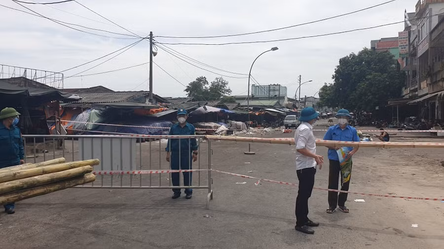 Lực lượng chức năng lập chốt phong tỏa ở khu vực chợ đầu mối nông sản Vinh.