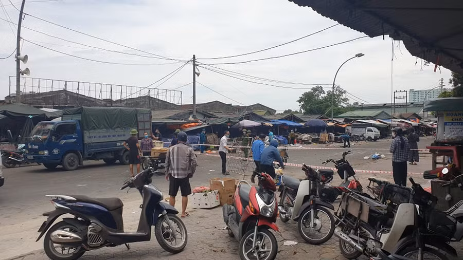 Ước tính có khoảng 500 tiểu thương buôn bán trong 2 khu vực chợ này.