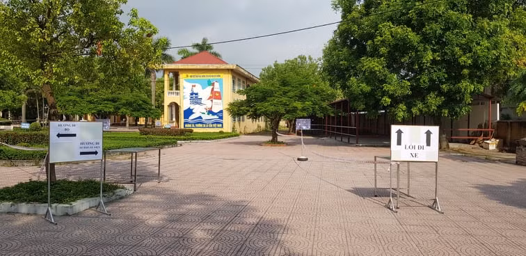 Chỉ dẫn phân luồng tới phòng thi tại điểm thi Trường THPT Nguyễn Thái Học