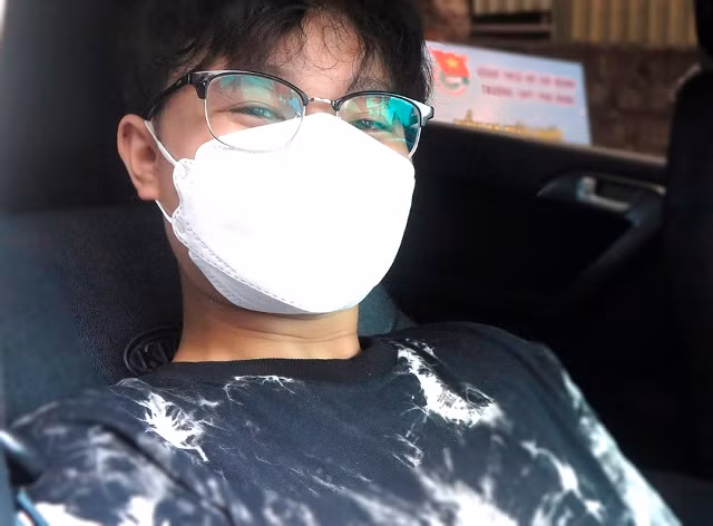 Thí sinh Đinh Trọng Đức được người nhà đưa đến điểm thi bằng ô tô