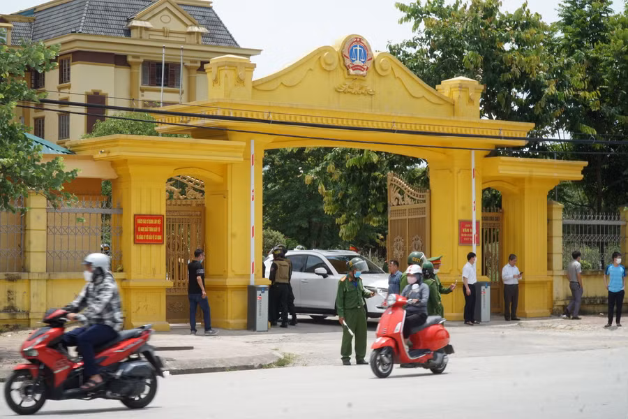 Lực lượng chức năng bảo vệ phiên tòa xét xử phúc thẩm xét xử cựu giám đốc Trung tâm GDTX huyện Hưng Nguyên, Nghệ An. Ảnh: Hồ Lài.