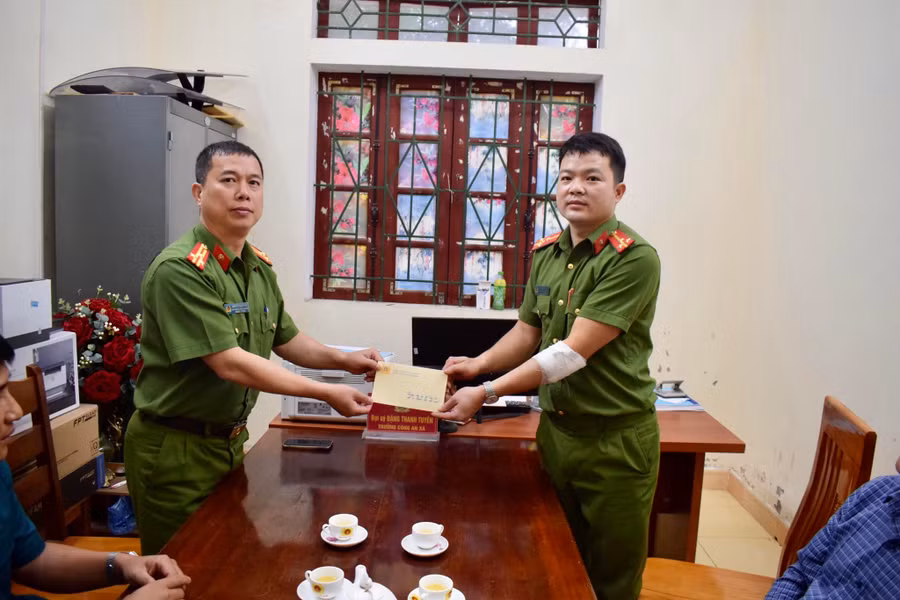 Công an huyện Sơn Dương khen thưởng thượng úy Quang Ngọc Sĩ