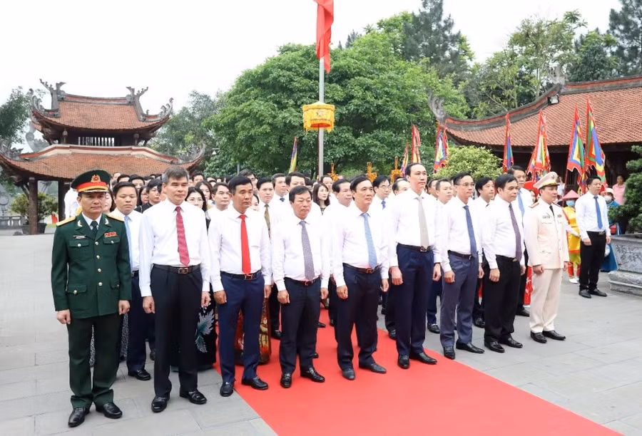 Các đại biểu dự lễ dâng hương Đức Quốc Tổ Lạc Long Quân Các đại biểu dự lễ dâng hương Đức Quốc Tổ Lạc Long Quân