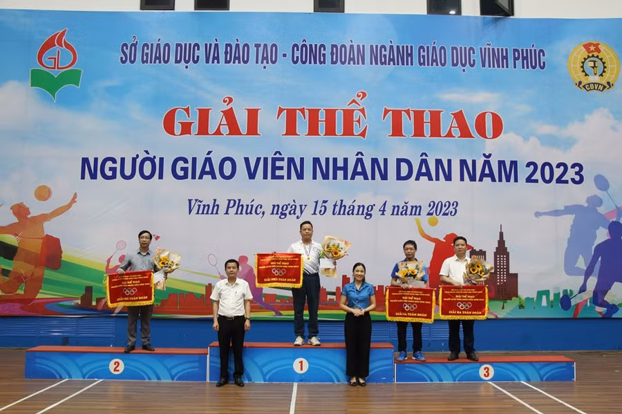 Ban tổ chức trao các giải Nhất, Nhì, Ba toàn đoàn. Ban tổ chức trao các giải Nhất, Nhì, Ba toàn đoàn.