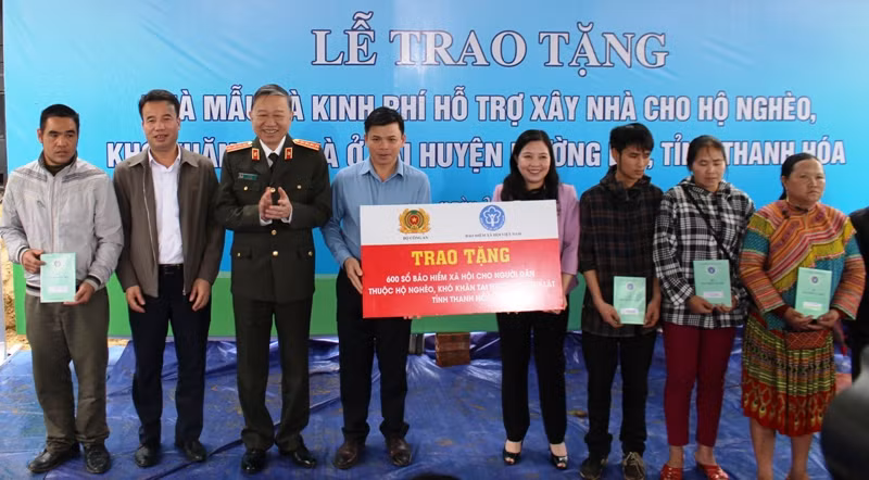 Bộ trưởng bộ Công an trao tặng sổ bảo hiểm xã hội cho người nghèo ở huyện Mường Lát (Thanh Hóa).