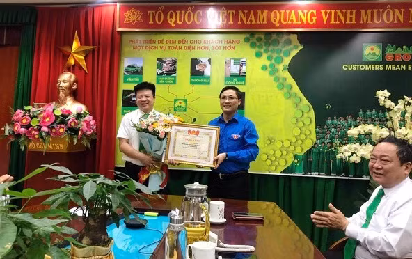 Anh Hoàng Văn Thanh - Phó Bí thư Tỉnh đoàn Thanh Hóa trao tặng Bằng khen cho tài xế Lê Huy Sinh.