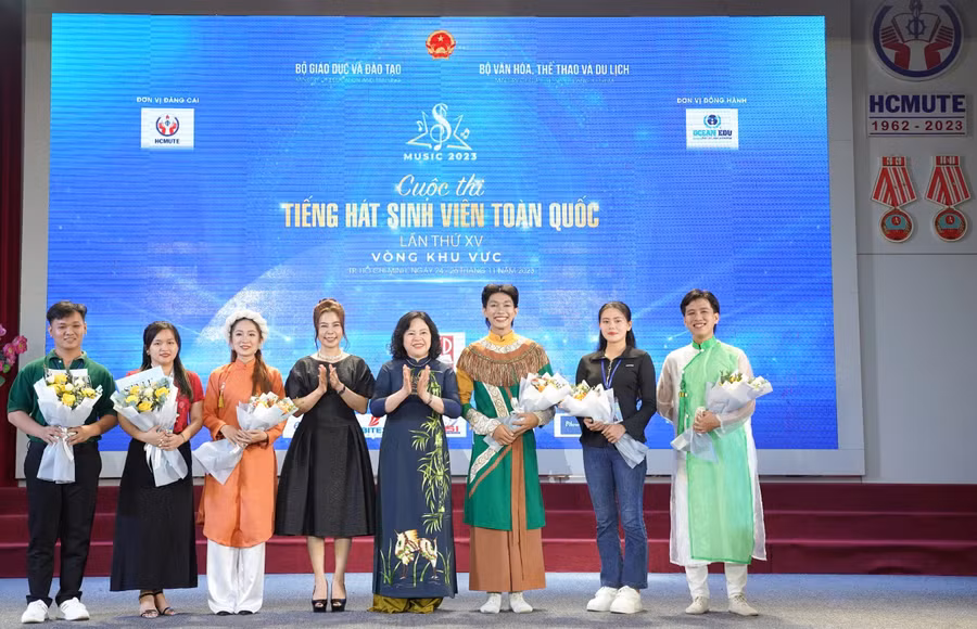 Thứ trưởng Ngô Thị Minh trao giải cho các tiết mục đoạt giải Nhất, Nhì. Ảnh: HCMUTE Thứ trưởng Ngô Thị Minh trao giải cho các tiết mục đoạt giải Nhất, Nhì. Ảnh: HCMUTE