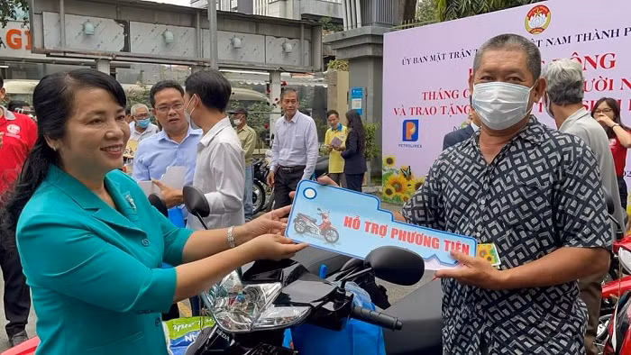 Chủ tịch Ủy ban Mặt trận Tổ quốc Việt Nam TPHCM Trần Kim Yến trao tặng phương tiện cho người dân trong một chương trình hỗ trợ người nghèo. Ảnh: HCM CityWeb Chủ tịch Ủy ban Mặt trận Tổ quốc Việt Nam TPHCM Trần Kim Yến trao tặng phương tiện cho người dân trong một chương trình hỗ trợ người nghèo. Ảnh: HCM CityWeb