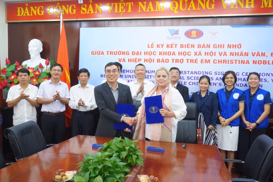 TS Phạm Tấn Hạ, Phó Hiệu trưởng Trường Đại học Khoa học Xã hội và Nhân văn và bà Helenita Noble, Tổng giám đốc CNCF ký kết biên bản ghi nhớ. Ảnh: HCMUSSH