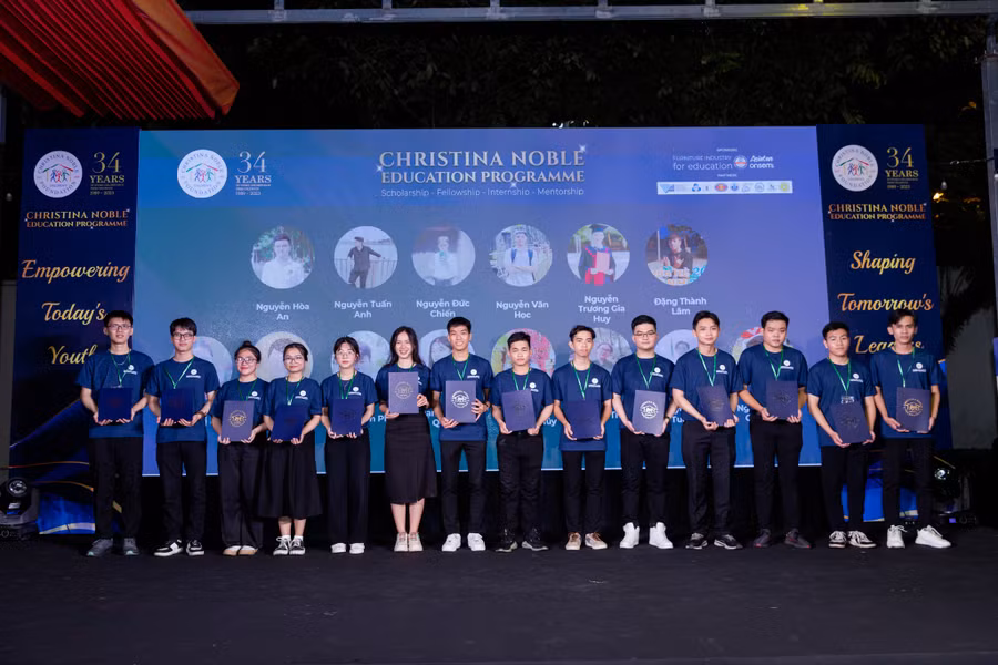 Sinh viên Đại học Quốc gia TPHCM nhận học bổng của CNCF. Ảnh: CNCF