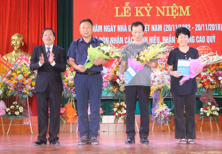 Hiệu trưởng ĐH Vinh tặng quà cho các giảng viên, chuyên gia người nước ngoài giảng dạy tại trường