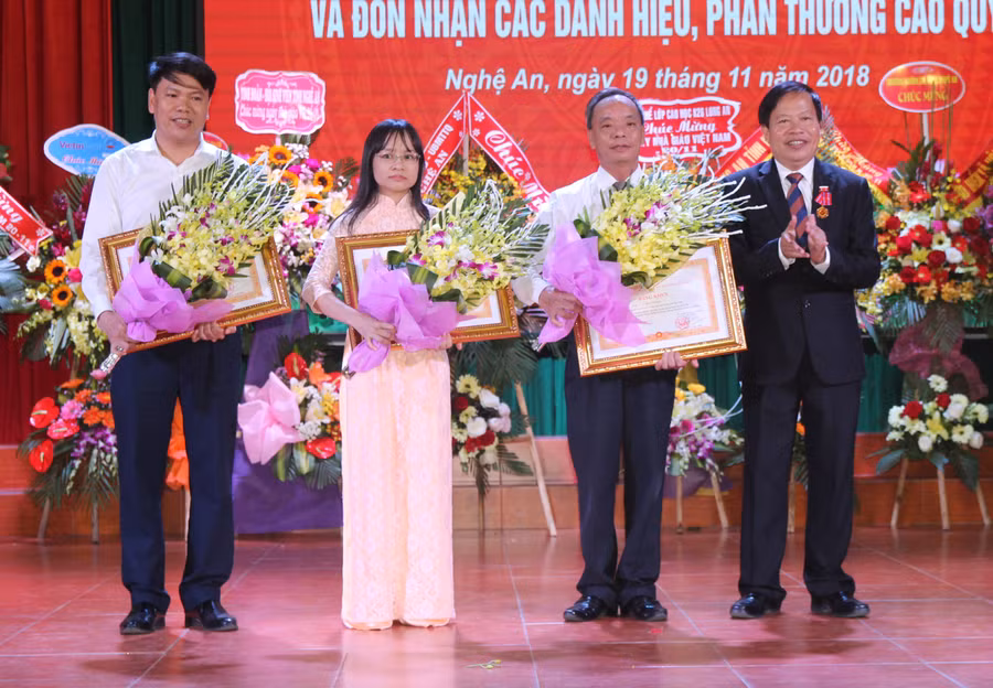 Trao bằng khen của Thủ tướng Chính phủ cho 3 giảng viên