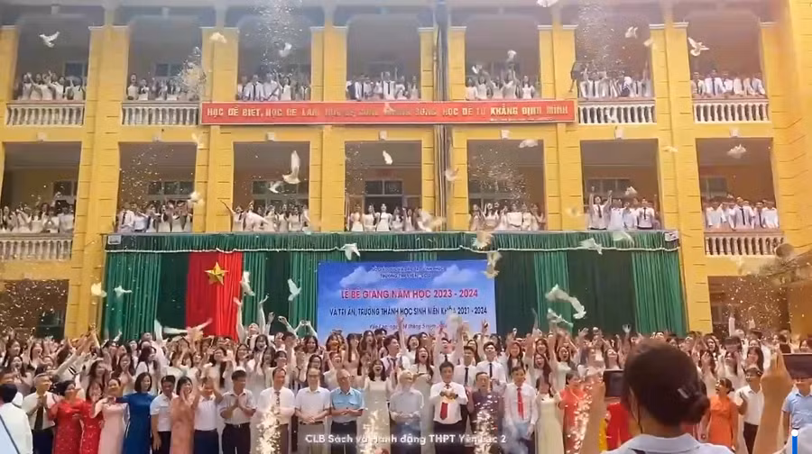 Khung cảnh ấn tượng tại lễ tri ân và trưởng thành của Trường THPT Yên Lạc 2.
