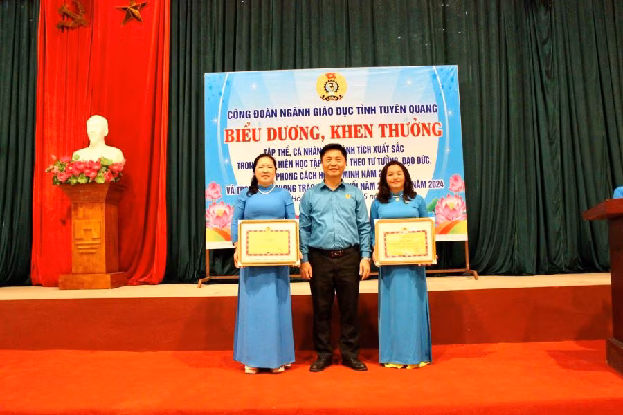 Ông Lê Thành Tuyên - Chủ tịch Công đoàn ngành Giáo dục tỉnh Tuyên Quang trao thưởng cho tập thể, cá nhân.
