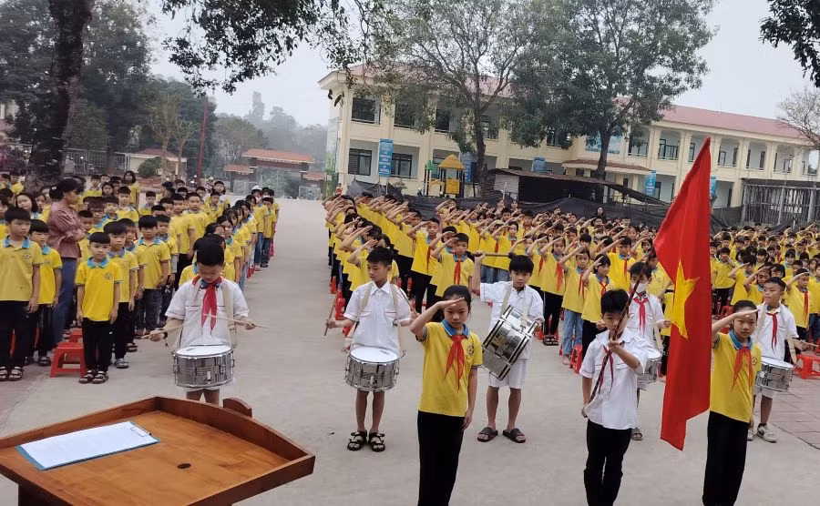 Tiết sinh hoạt dưới cờ của học sinh trường Tiểu học Hoàng Hoa, huyện Tam Dương.