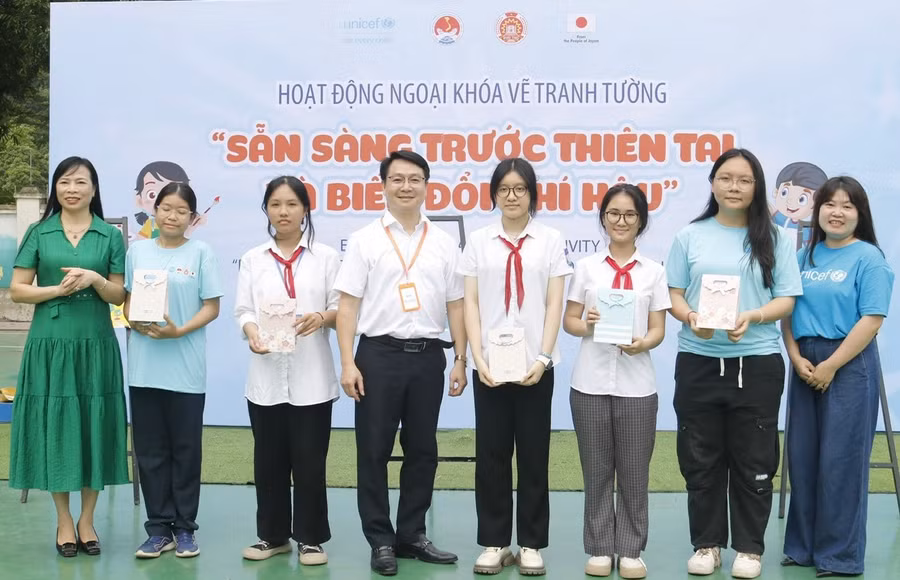 Các em học sinh được tặng quà trong buổi ngoại khóa.