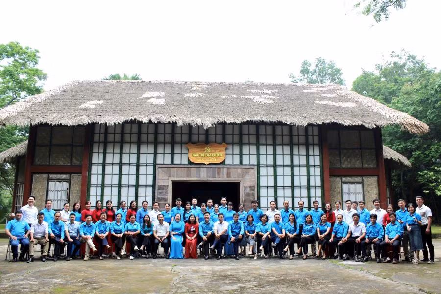 Đoàn công tác Công đoàn ngành Giáo dục tỉnh Tuyên Quang tại Khu di tích lịch sử Quốc gia đặc biệt Kim Bình (huyện Chiêm Hoá).
