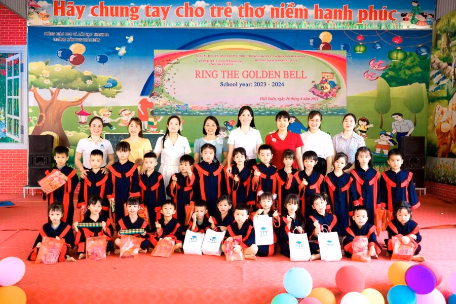 Cán bộ, giáo viên Trường Mầm non Khải Xuân và đại diện Trung tâm Anh ngữ Quốc tế Vesper Phú Thọ trao quà cho các bé tại hoạt động trải nghiệm Rung chuông vàng. Cán bộ, giáo viên Trường Mầm non Khải Xuân và đại diện Trung tâm Anh ngữ Quốc tế Vesper Phú Thọ trao quà cho các bé tại hoạt động trải nghiệm Rung chuông vàng.