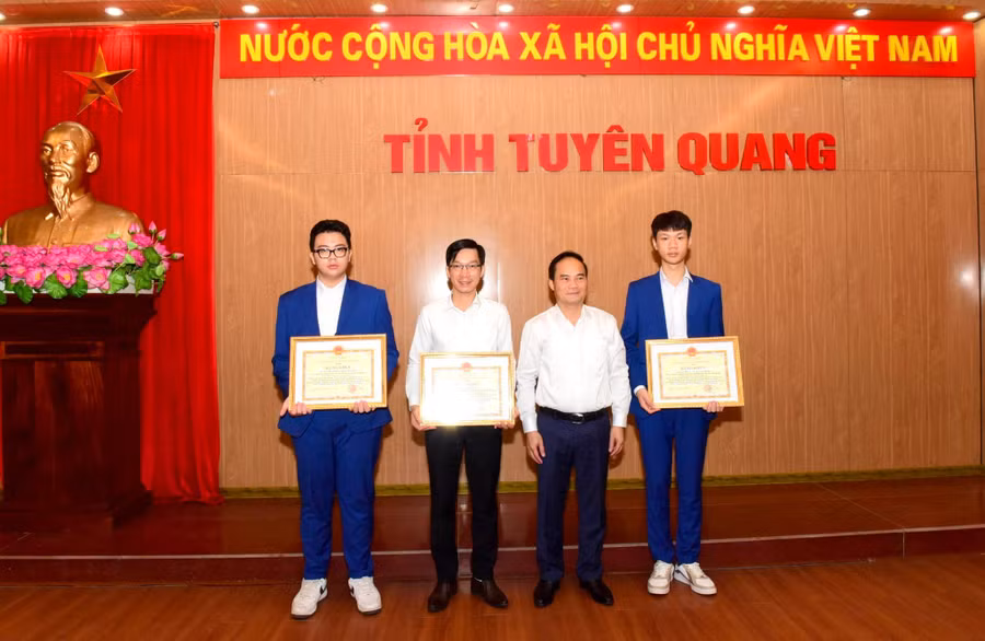 Phó Chủ tịch UBND tỉnh Tuyên Quang Hoàng Việt Phương khen thưởng nhóm dự án tham dự Cuộc thi Khoa học kỹ thuật Quốc tế Intel ISEF 2024.