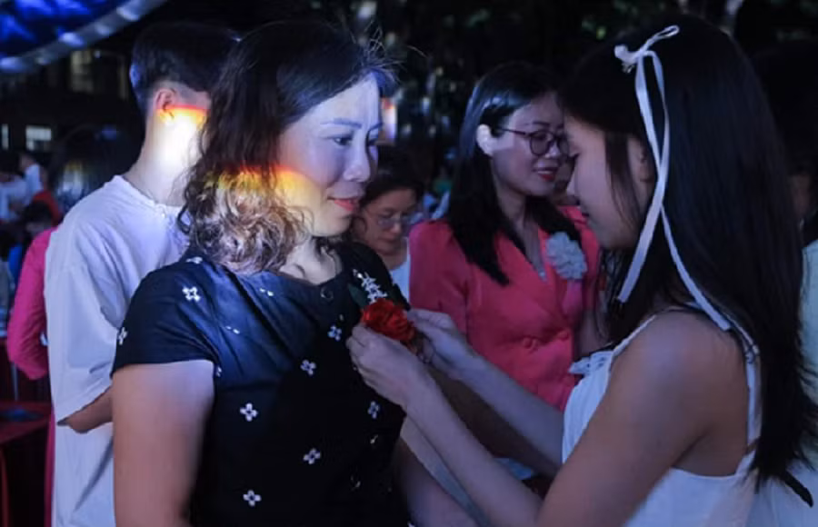 Học sinh trường THPT Trần Phú cài hoa tri ân cha mẹ và thầy cô diễn ra tối 22/5. Ảnh: Thu Trang