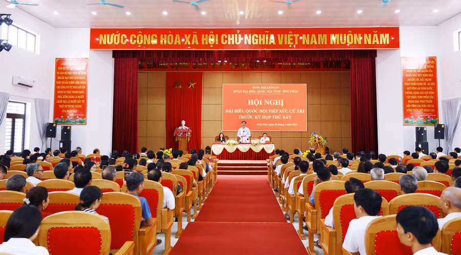 Quang cảnh buổi tiếp xúc cử tri tại huyện Lập Thạch.