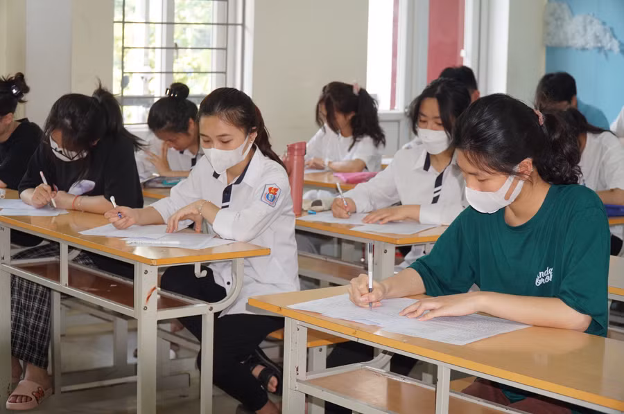 Học sinh Trường THPT Huỳnh Thúc Kháng (TP Vinh, Nghệ An) thi thử tốt nghiệp THPT năm 2023 do Sở GD&amp;ĐT ra đề chung. Ảnh: Hồ Lài.