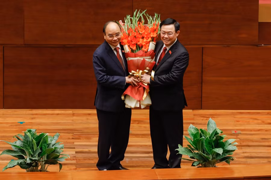 Chủ tịch Quốc hội Vương Đình Huệ tặng hoa chúc mừng tân Chủ tịch nước Nguyễn Xuân Phúc.