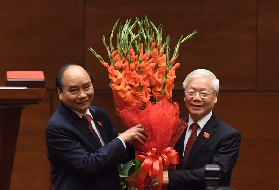 Tổng Bí thư Nguyễn Phú Trọng tặng hoa chúc mừng tân Chủ tịch nước Nguyễn Xuân Phúc. Ảnh Quang Khánh.
