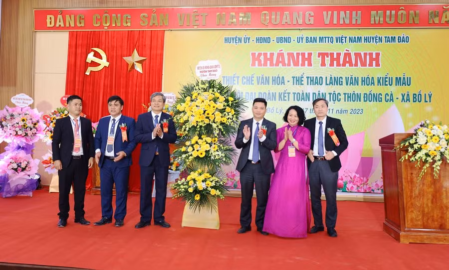 Lãnh đạo huyện Tam Đảo tặng hoa chúc mừng Đảng bộ và Nhân dân xã Bồ Lý và thôn Đồng Cà.