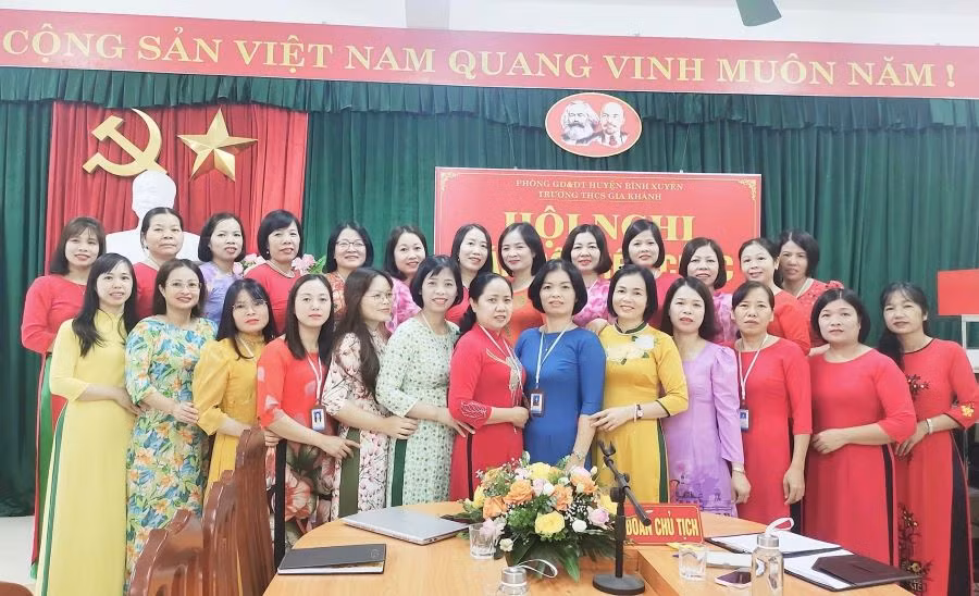 Cán bộ, giáo viên, nhân viên trường THCS Gia Khánh.